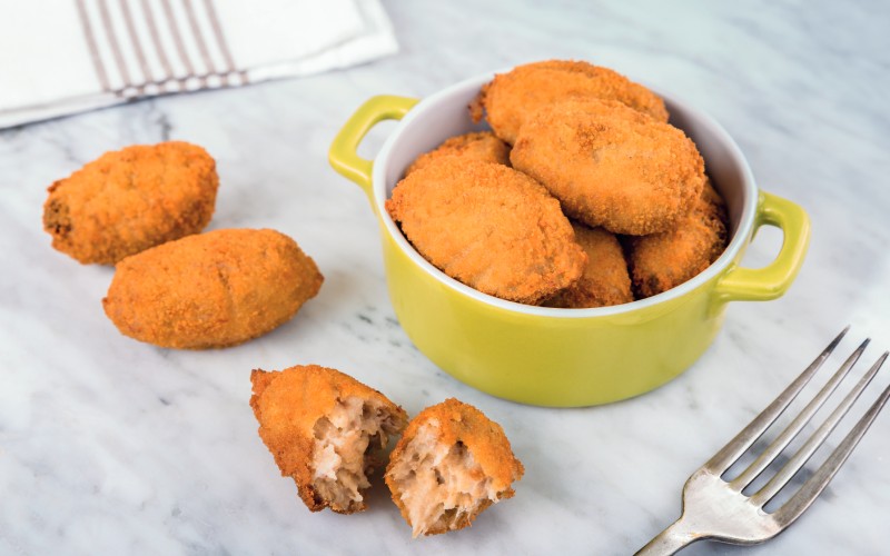 croquetas sobre una mesa